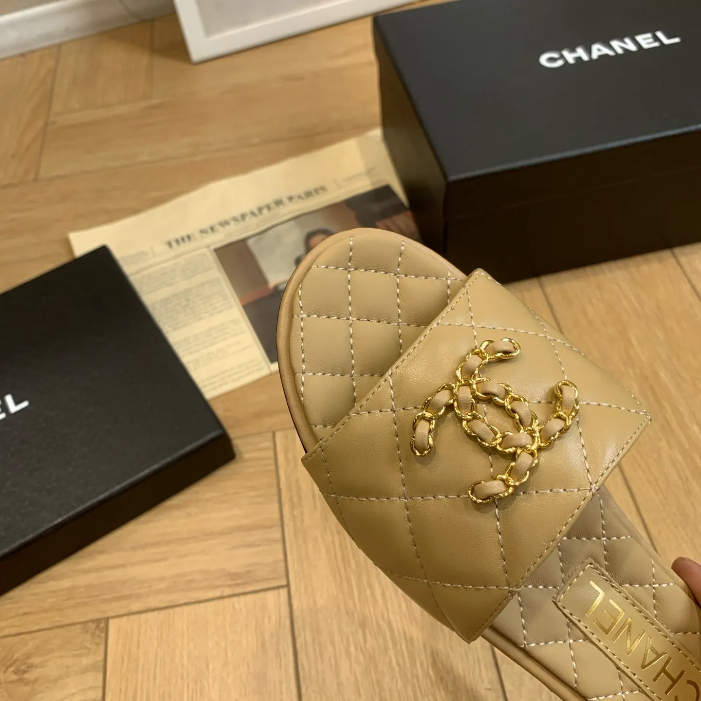👟👟Ex-factory price 500👟👟 🍀Chanel Xiaoxiang 25ss new lazy double C-buckle slippers. Versatile, slimming and elegant slippers. A slipper with great appearance. It looks great with any combination! Lazy slippers are worth recommending. Calfskin upper, mixed sheepskin lining, Italian genuine leather outsole. Size: 35-41 (40 and 41 customized, non-refundable) 👉